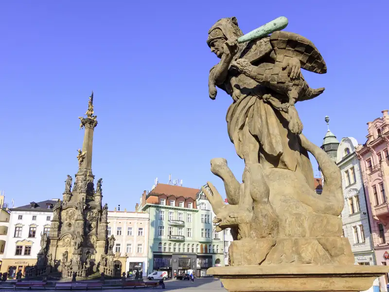 Auf unserer Studienreise durch Schlesien, Böhmen und Mähren machen wir auch halt in Olmütz (Olomouc). Der zentrale Marktplatz wird beherrscht von der mächtigen Dreifaltigkeitssäule (UNESCO-Welterbe). Ihr Studiosus-Reiseleiter kennt die Geschichte dieses bedeutenden Bauwerks.