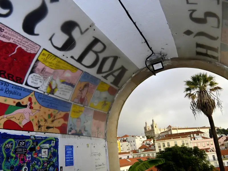 Auf unserer Studienreise Portugal - zum Kennenlernen entdecken wir Lissabon zu Fuß und per Metro. Ihre Reiseleiterin führt Sie durch die Alfama und im Anschluss haben Sie Zeit für eigene Erkundungen.