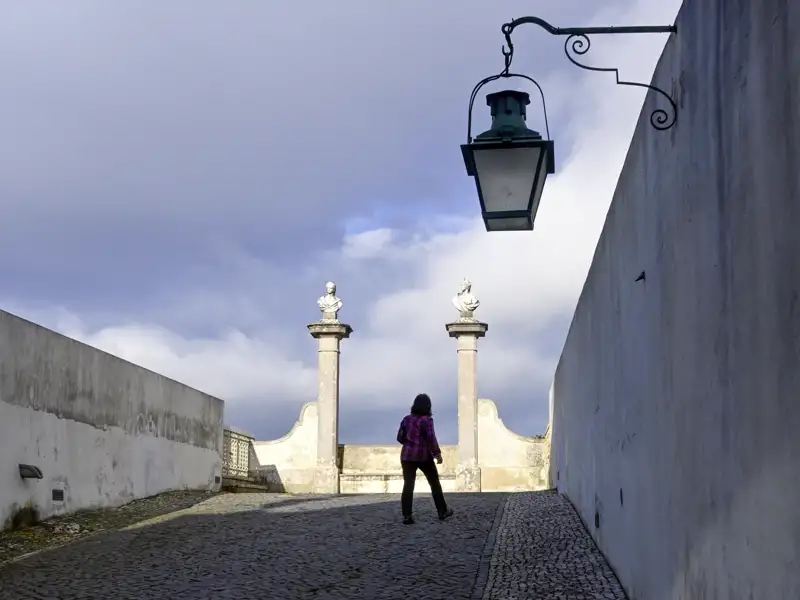 Auf unserer Rundreise durch Portugal sind wir die letzten zwei Nächte in Lissabon. Vielleicht finden sie den Ort, an dem dieses Bild aufgenommen wurde?