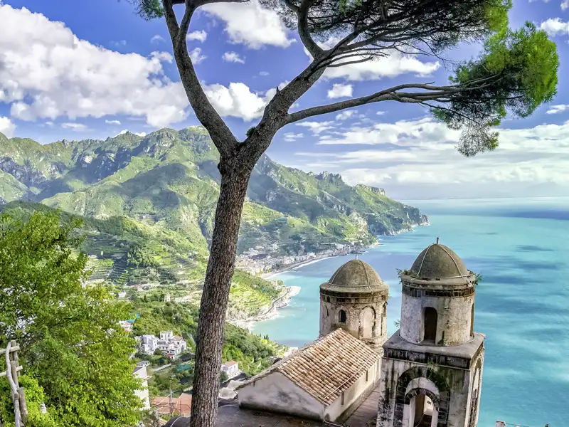 Auf unserer Studienreise an den Golf von Neapel besuchen wir auch das malerisch gelegene Ravello an der Amalfiküste in Kampanien.