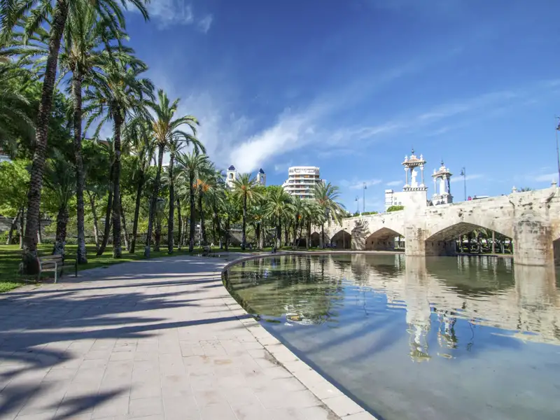 Auf dieser Studiosus-Reise sind wir zu Besuch in Valencia, der Umwelthauptstadt Europas 2024, und radeln durch das ehemalige Flussbett des Turia-Flusses, heutzutage eine grüne Oase und einer der größten städtischen Naturparks Spaniens.