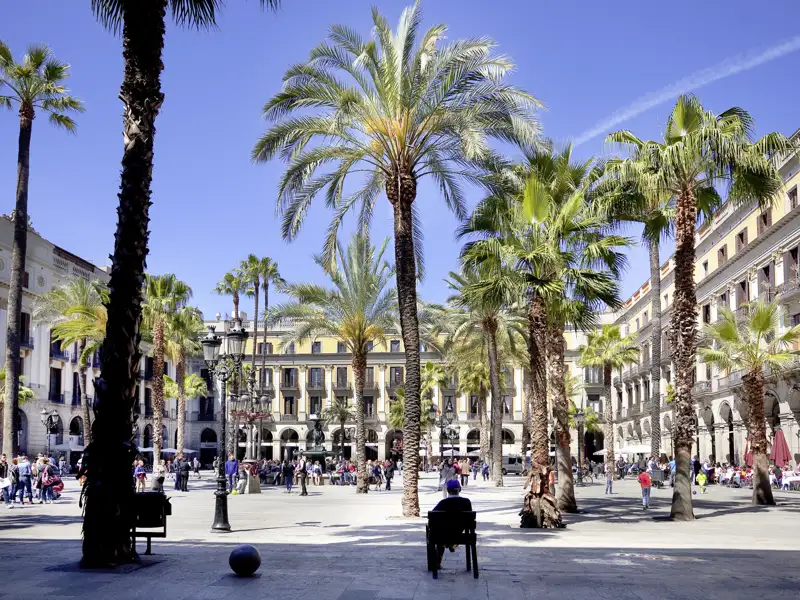 Gemeinsam mit Studiosus-Reiseleitung erkunden wir das Gotische Viertel, die stimmungsvolle Altstadt Barcelonas, mit seinen kleinen und großen Plätzen, schmalen Gassen und der Kathedrale.