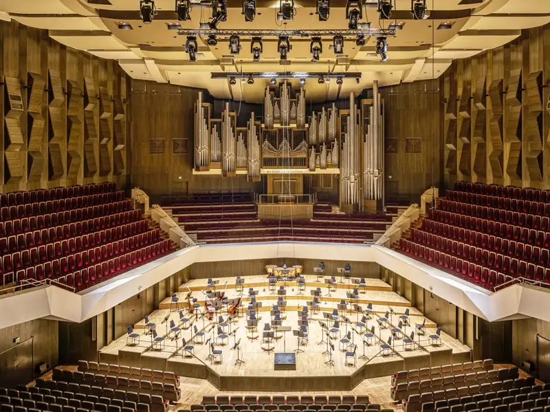 Besuchen Sie den beeindruckenden Konzertsaal im Gewandhaus in Leipzig auf Ihrer Eventreise.