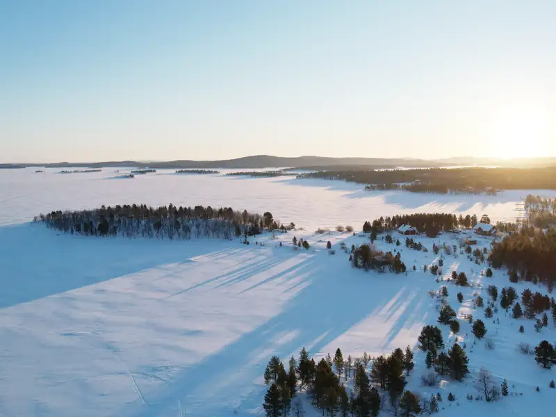 Eine Reise in den Winter oberhalb des Polarkreises überrascht auch mit weichem Licht.