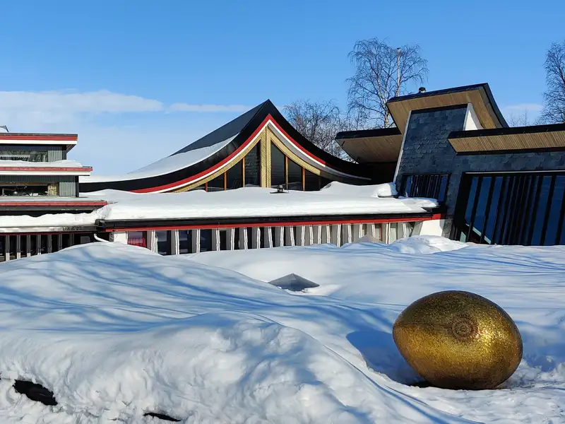 Auf dieser Rundreise durch das winterliche Lappland statten Sie bei Kautokeino der Silbergalerie der Eheleute Juhls einen Besuch ab.