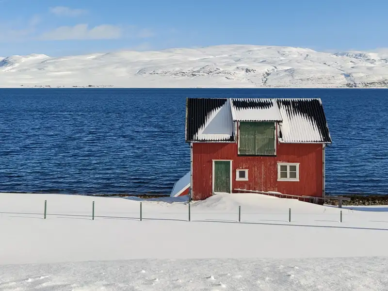 Verwunschene Winterlandschaften begleiten uns auf dem Weg nach Hammerfest, der nördlichsten Stadt der Welt.