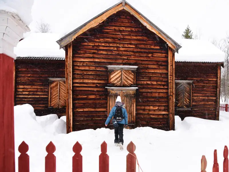 Auf dem Schlitten werden wir gemütlich durch die finnische Wildnis zur alten Holzkirche Pielpajärvi gezogen.