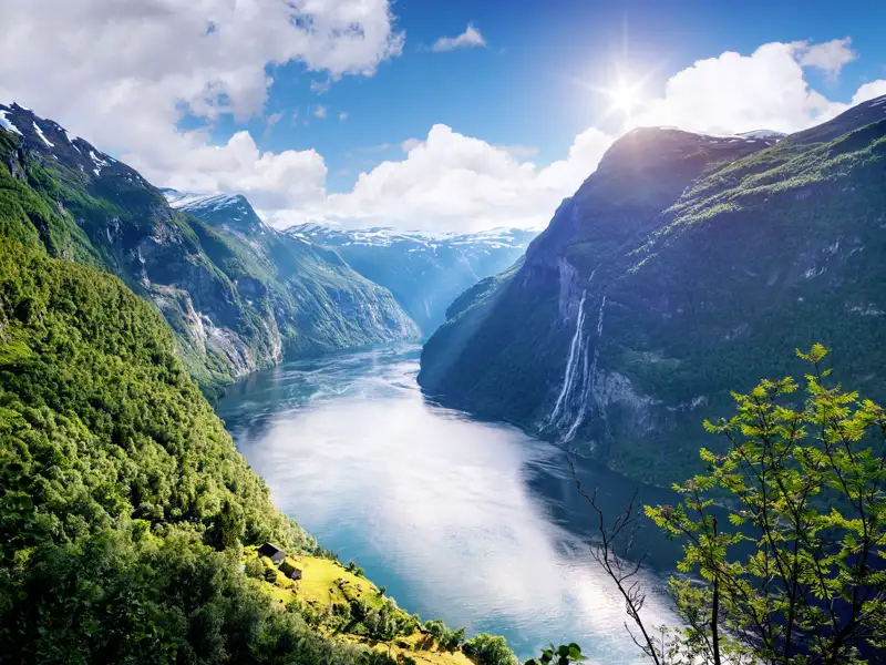 Ein Höhepunkt dieser Wander-Studienreise nach Norwegen ist der Besuch des Geirangerfjords, den unsere Gruppe mit dem Schiff befährt.