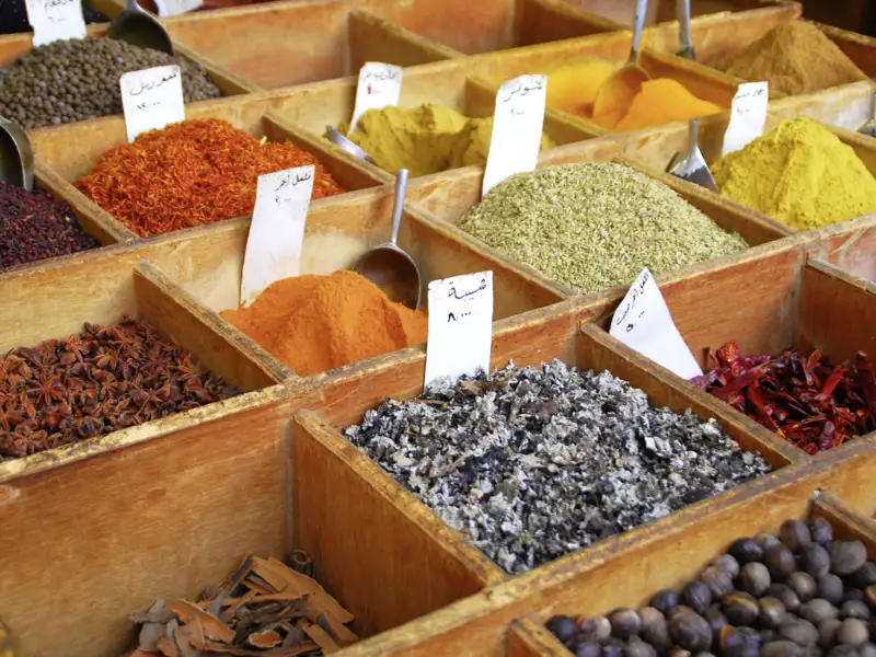 Am dritten Tag unserer Studiosus-Reise durch Saudi-Arabien sind wir in Unaizah, wo wir im Souk Al-Musawkaf zwischen Schnitzwerk, Korbgeflechten, Gewürzen und Töpferwaren um erste Souvenirs feilschen können.