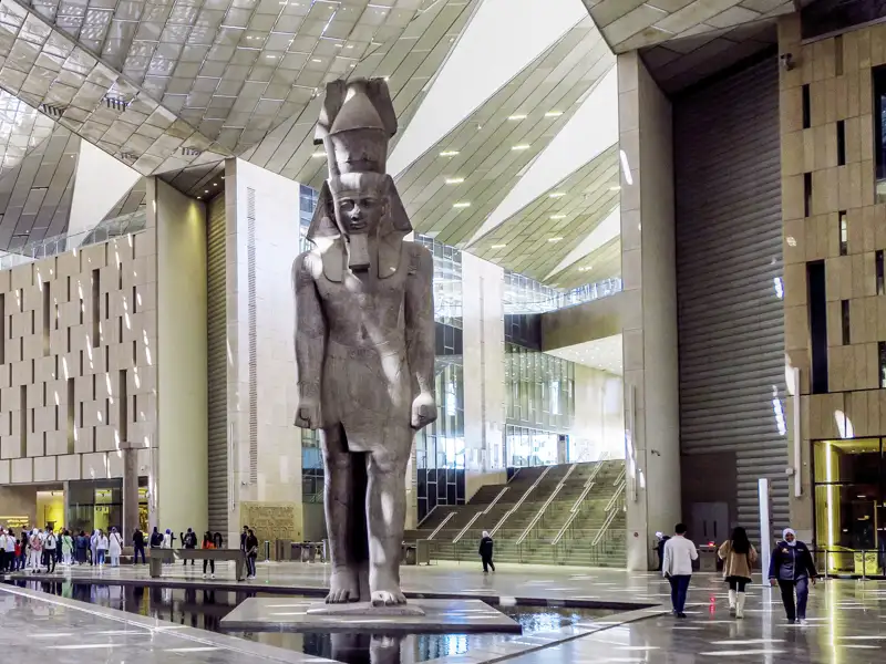 Statuevon Ramses II im modernen Atrium des Grand Egyptian Museum.