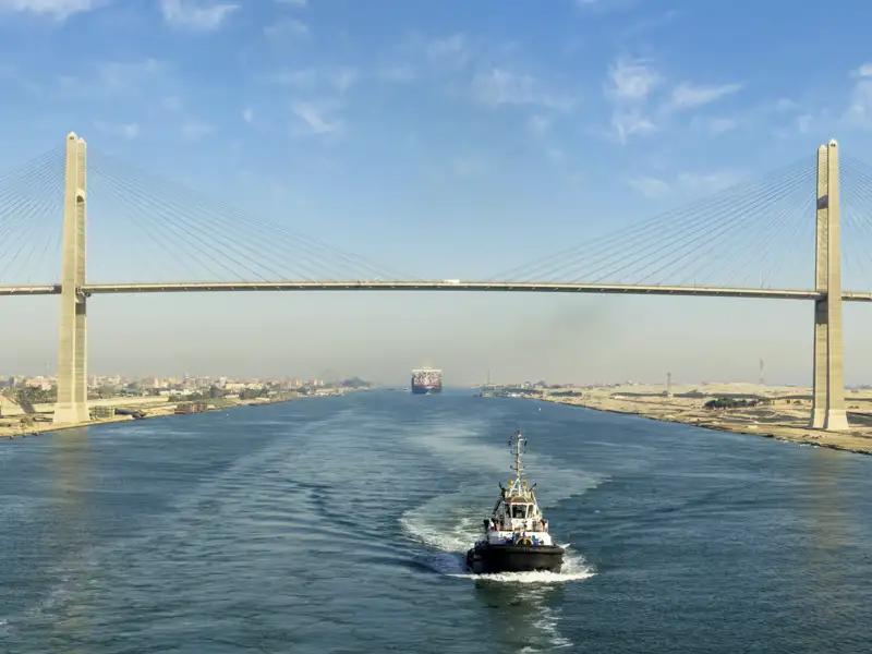 Suezkanal mit Brücke und Frachtschiff