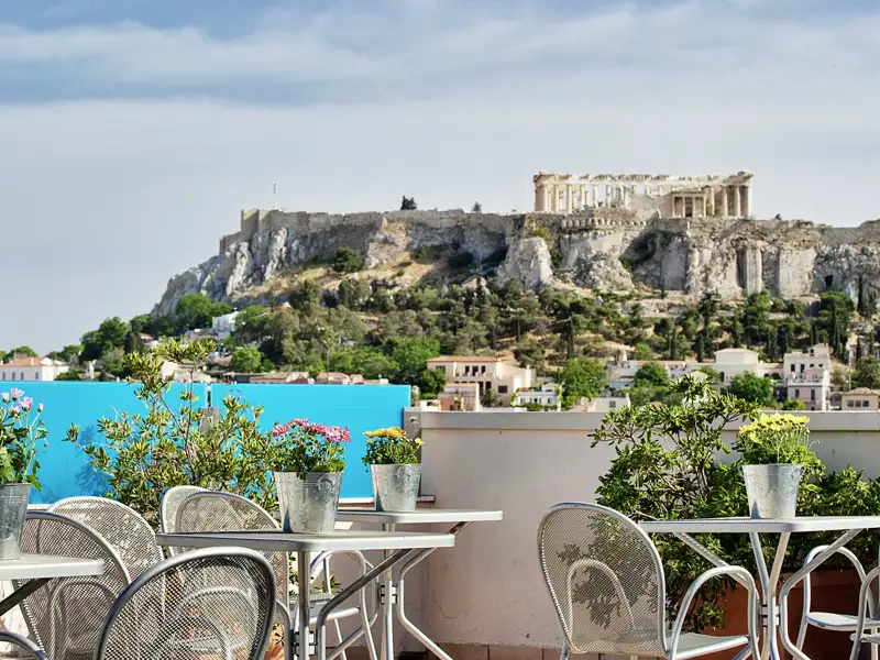 Für die Städtereise nach Athen haben wir ein zentral gelegenes Hotel mit unverbautem Blick auf die Akropolis von Athen gewählt. Bei einem Kaffee oder Glas Wein können Sie diesen Blick genießen.