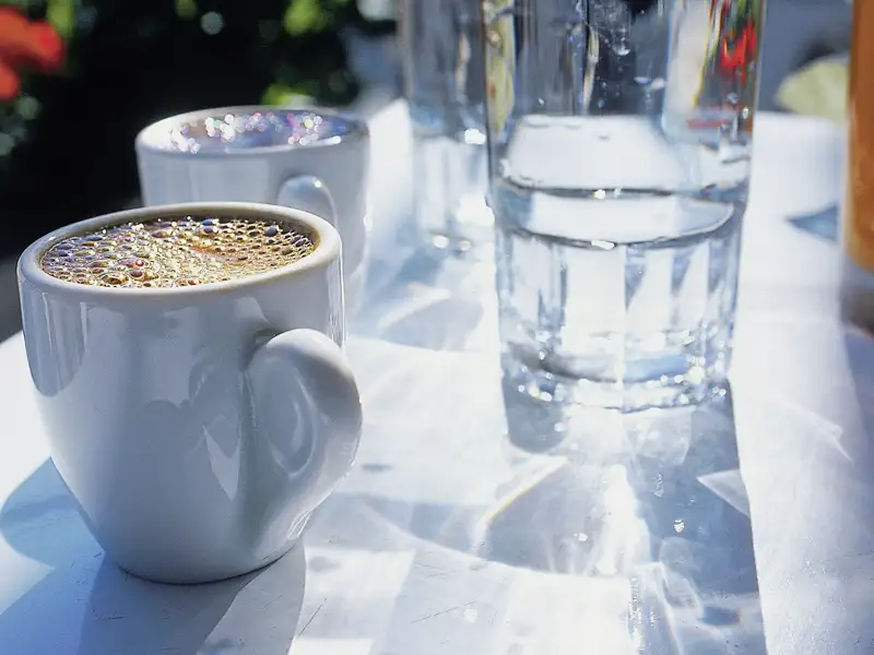 Die Gruppenreisen mit Studiosus sind intensiv, aber es bleibt immer Zeit für einen Moment Ruhe mit einer Tasse Kaffee.