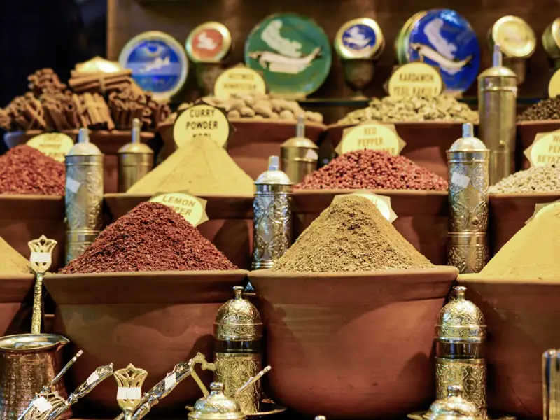 Eine Reise nach Istanbul ohne Basarbesuch? Undenkbar! Auch auf unserer Reise schauen wir dort vorbei und lassen uns von den Düften der exotischen Gewürze verführen.