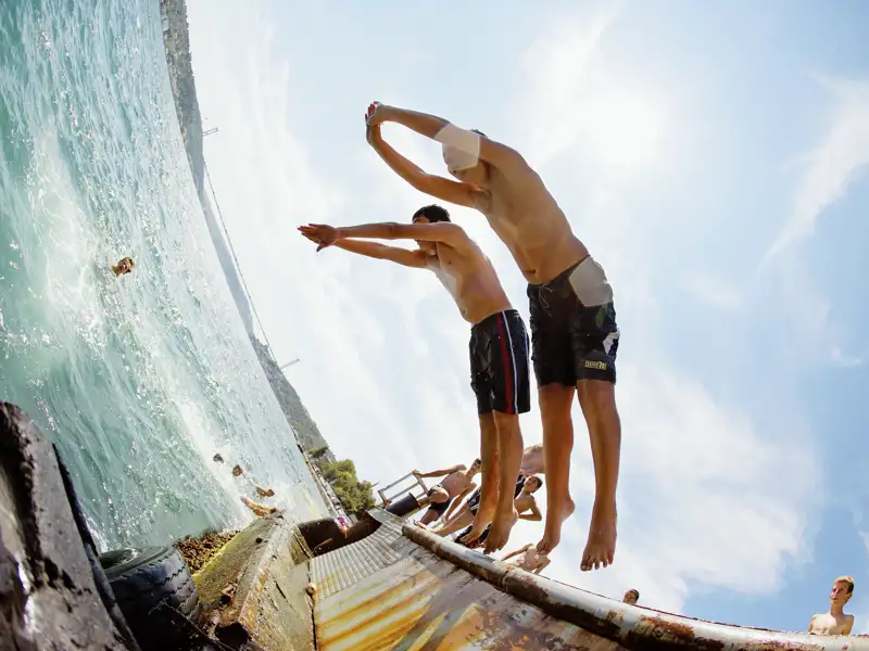 In Istanbul dreht sich alles um den Bosporus: Auf unserer Städtereise verzichten wir zwar besser auf ein Bad in der Meerenge, aber den Blick auf die alten osmanischen Holzvillen, die Moscheen und die gigantischen Brücken lassen wir uns nicht entgehen.