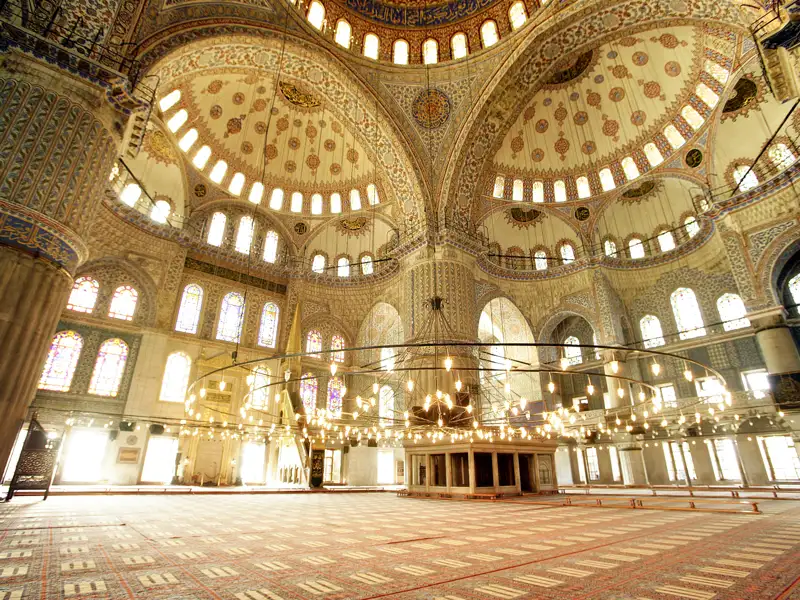 Auf Ihrer Städtereise nach Istanbul steht auch ein Besuch der Blauen Moschee auf dem Programm - ein faszinierendes Gebäude!