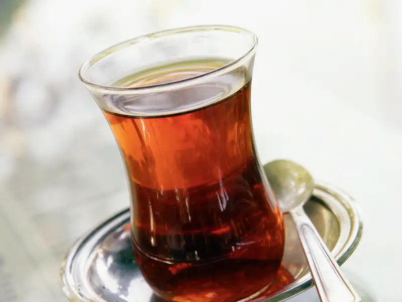 Probieren Sie auf Ihrer Städtereise nach Istanbul landestypischen Tee, traditionell in einem Glas serviert.