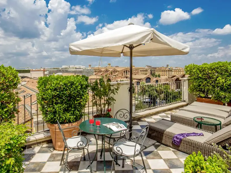 Das elegante und großzügig gestaltete Hotel Nord Nuova empfängt uns auf unserer CityLights-Städtereise in die Ewige Stadt Rom. Ein Highlight ist seine Dachterrasse.