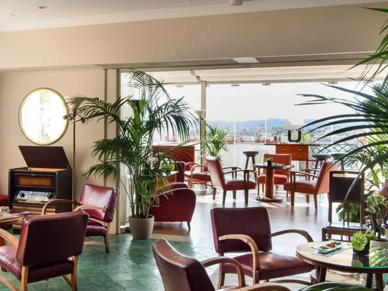 Ein Höhepunkt im doppelten Sinn im Hotel Mediterraneo in Rom: die Dachterrasse mit dem großen Panoramablick über die Stadt.