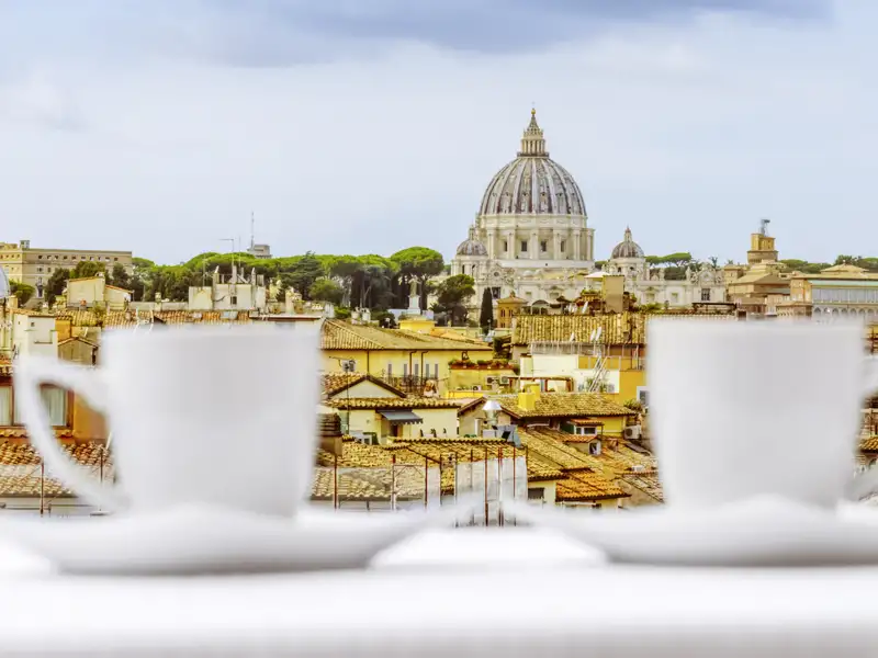 Zu einer Städtereise mit Studiosus gehören auch die Momente, in denen wir den Ort auf uns wirken lassen - und zum Beispiel den Blick über die Dächer der Stadt schweifen lassen können.