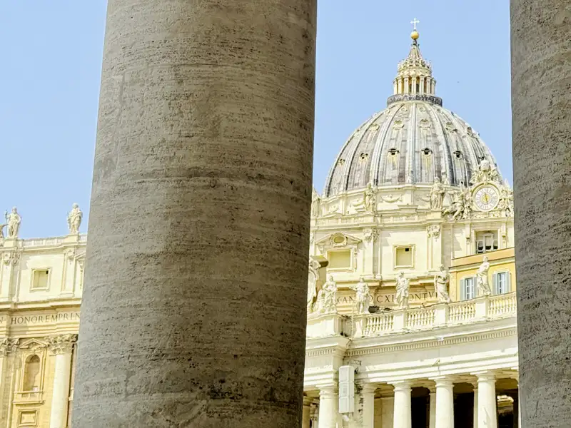Wie offene Arme empfangen uns auf unserer Städtereise die Kolonnaden des Petersplatzes, wenn wir den Vatikan besuchen.