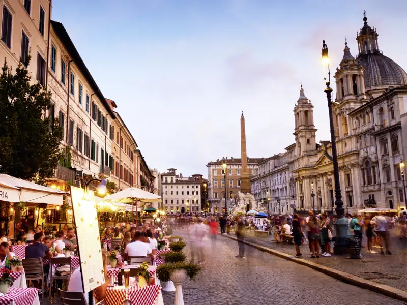 Die Abende in Rom sind legendär für ihre einzigartige Stimmung: Versorgt mit Tipps Ihrer Studiosus-Reiseleiterin können Sie eintauchen und genießen.