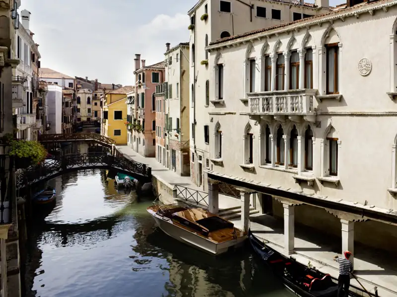 Auf Ihrer Städtereise nach Venedig wohnen Sie im eleganten Hotel UNA Maison Venezia, unweit der Ca' d'Oro und in der Nähe der Rialtobrücke.