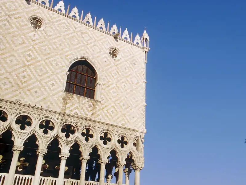 Der größte und bedeutendste Platz in Venedig: der Markusplatz. Bei Ihrer CityLights-Reise nach Venedig atmen Sie das Flair der alten Republik beim Flanieren über den Markusplatz.