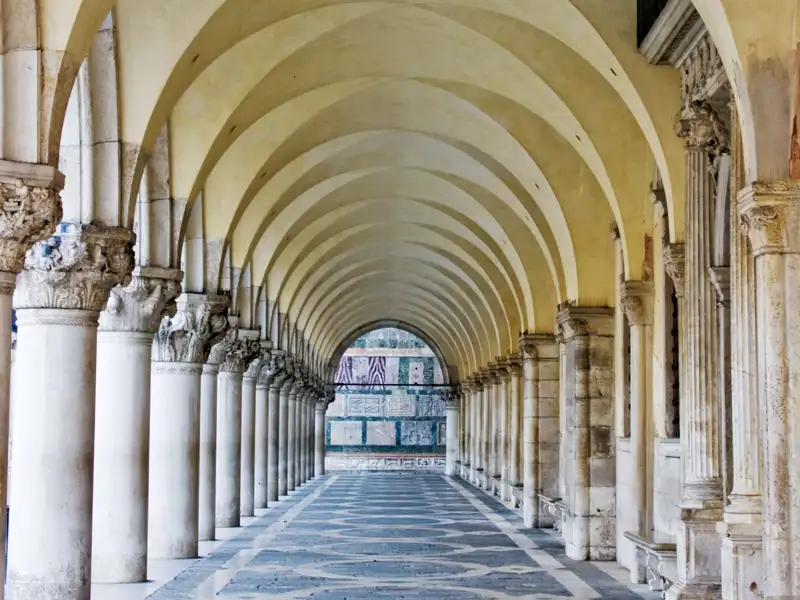 Bei Ihrer CityLights-Reise nach Venedig atmen Sie das Flair der alten Republik beim Flanieren über den Markusplatz oder im Säulengang des Dogenpalastes.