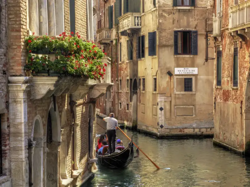 Es gibt sie nicht nur im Film, sondern auch im realen Leben, wie wir auf unserer Venedig-Städtereise feststellen: die freundlichen Gondolieri der Stadt.