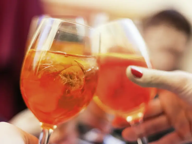 Cincin! Mit Aperol-Sprizz stoßen wir gemeinsam auf unsere schöne Städtereise nach Venedig an.