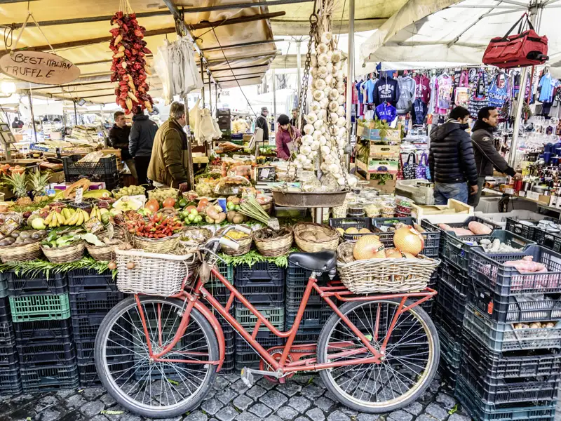 Der Campo dei Fiori ist der stimmungsvolle Marktplatz in der römischen Altstadt - und liegt selbstverständlich auch auf unserer Route, wenn wir auf unserer Städtereise durch die Stadt spazieren.