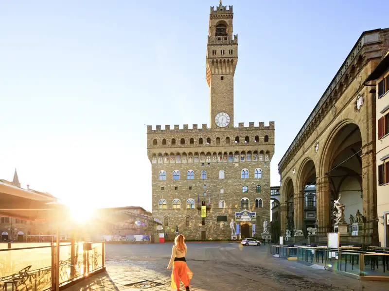Bei der Städtereise nach Florenz besuchen Sie auch die Piazza della Signoria, wo es den Palazzo Vecchio, Michelangelos David und andere Skulpturen zu bestaunen gibt.