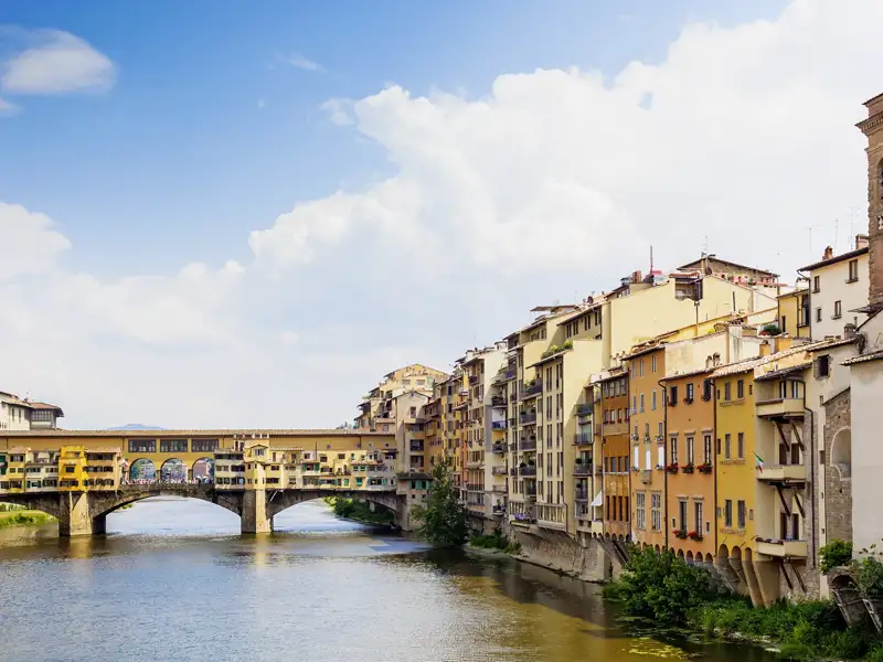 Während unserer Städtereise nach Florenz besuchen wir natürlich auch die Ponte Vecchio, die Schmuckmeile über dem Arno.