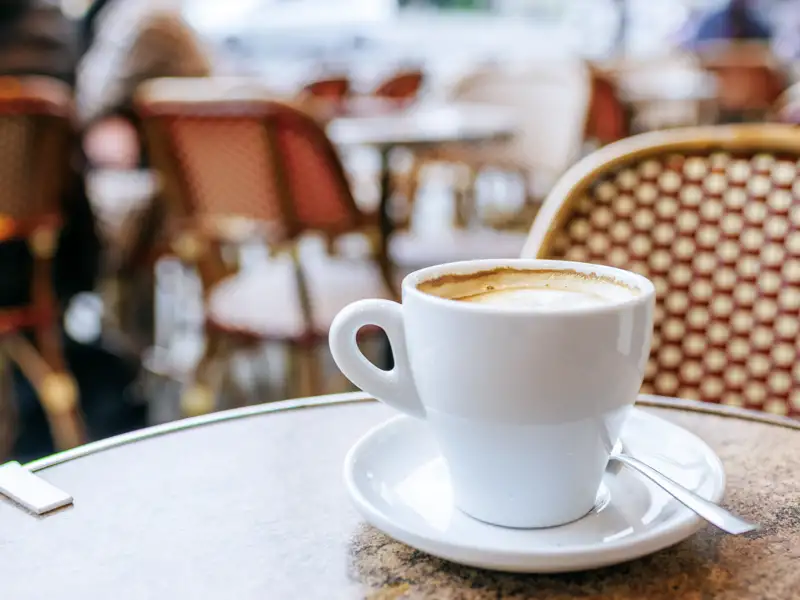 Eine Tasse Kaffee in einem Straßencafé.