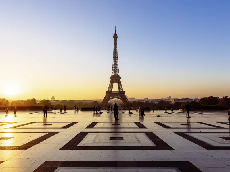 Eiffelturm in Paris bei Sonnenaufgang