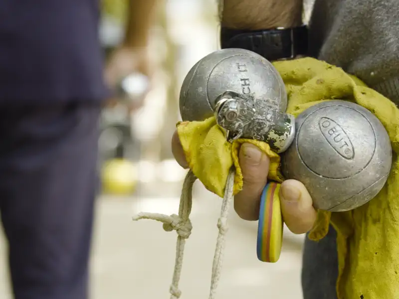 Boule-Kugeln in der Hand eines Spielers, bereit für den nächsten Wurf