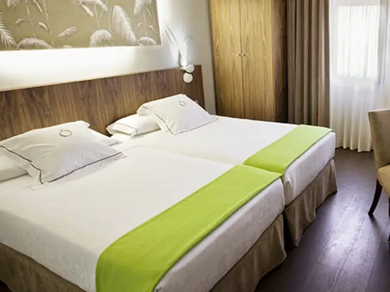 Auf unserer Städtereise CityLights Madrid erleben Sie in kleiner Gruppe mit Studiosus-Reiseleitung die spanische Hauptstadt zwischen königlicher Atmosphäre und überschäumender Lebenslust. Nach einem Tag voller Entdeckungen finden Sie in einem der 79 modernen und komfortablen Zimmer im Hotel Opera Entspannung.