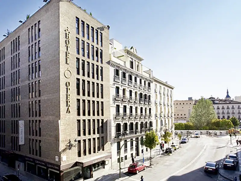 Auf unserer fünftägigen Städtereise CityLights Madrid übernachten wir im Hotel Opera mitten im Herzen der spanischen Hauptstadt, unmittelbar neben dem Opernhaus, dem Teatro Real.