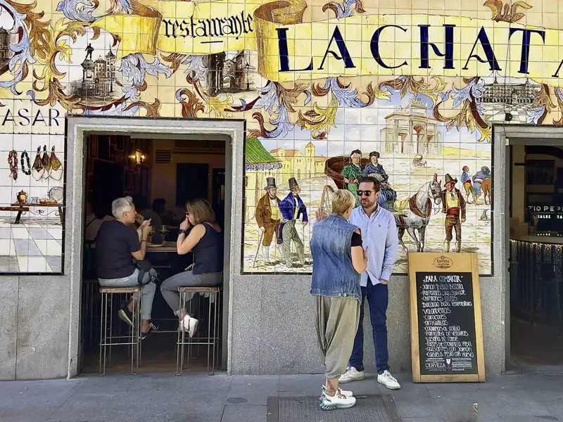 Auf unserer Städtereise CityLights Madrid erleben Sie in kleiner Gruppe und mit Studiosus-Reiseleitung die spanische Hauptstadt zwischen königlicher Atmosphäre und überschäumender Lebenslust. Sicher besuchen wir auch das ein oder andere typische Restaurant.