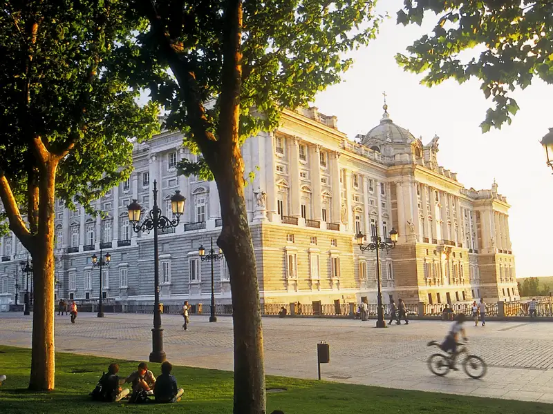 Auf unserer Städtereise CityLights Madrid erleben Sie in kleiner Gruppe und mit Studiosus-Reiseleitung die spanische Hauptstadt zwischen königlicher Atmosphäre und überschäumender Lebenslust. Hier zu sehen ist die Abendstimmung am Palacio Real.