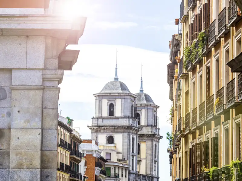 Auf unserer Städtereise nach Madrid entdecken wir die faszinierende Altstadt der spanischen Hauptstadt – eine lebendige Mischung aus Geschichte, Kultur und modernen Stadtvierteln.