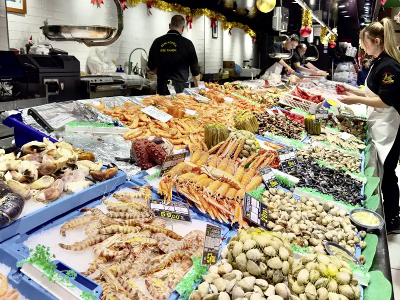 Auf unserer Städtereise CityLights Madrid erleben Sie in kleiner Gruppe mit Studiosus-Reiseleitung die spanische Hauptstadt zwischen königlicher Atmosphäre und überschäumender Lebenslust. Vielleicht besuchen Sie auch mal einen Markt: Verschiedene Meeresfrüchte wie Garnelen, Krabben und Muscheln liegen auf Eis und werden dort fangfrisch angeboten.