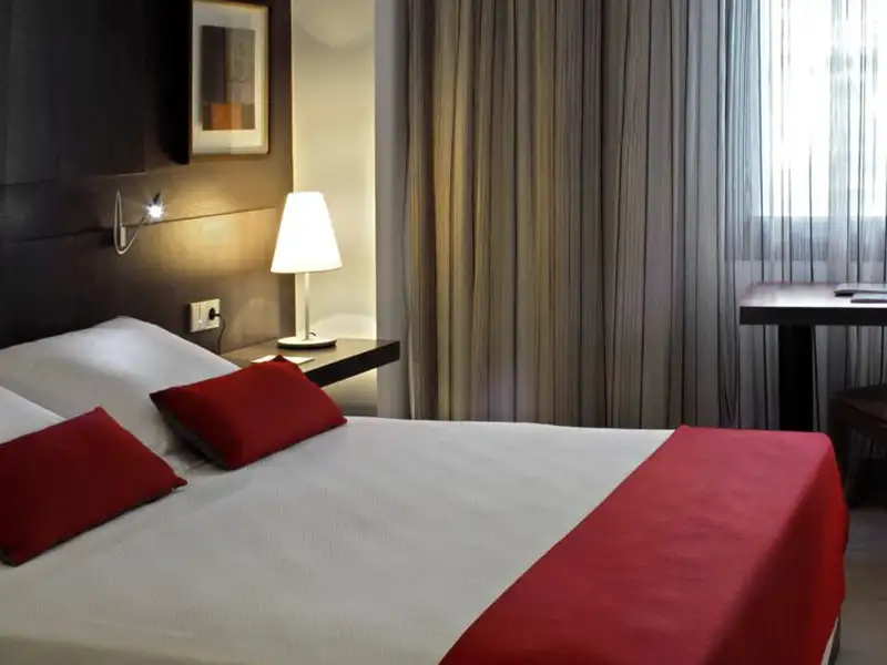 Auf unserer fünftägigen CityLights-Städtereise nach Barcelona übernachten wir im modernen Grupotel Gran Vía 678 im Viertel Eixample direkt an der Gran Vía. Der Passeig de Gràcia und die Placa Catalunya sind ganz in der Nähe, zu den Gassen der Altstadt sind es nur wenige Gehminuten.