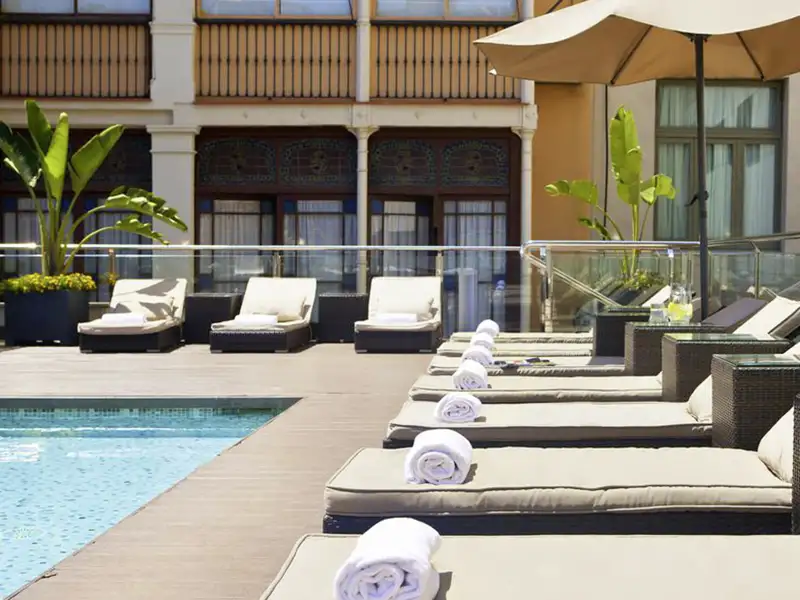 Auf unserer fünftägigen CityLights-Städtereise nach Barcelona übernachten wir im modernen Grupotel Gran Vía 678 im Viertel Eixample direkt an der Gran Vía. Entspannen Sie im Innenhof des Hotels am Pool mit dem großen Liegenbereich!
