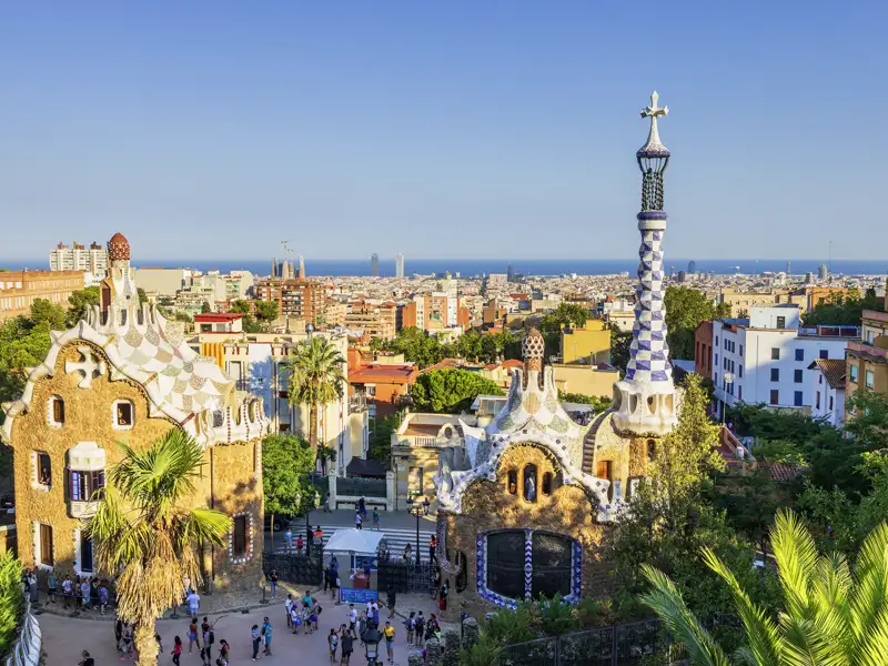 Auf unserer CityLights-Städtereise nach Barcelona erleben Sie in kleiner Gruppe mit Studiosus-Reiseleitung die Highlights der katalanischen Hauptstadt, etwa den Park Güell mit seinen einzigartigen Gebäuden und Türmen.