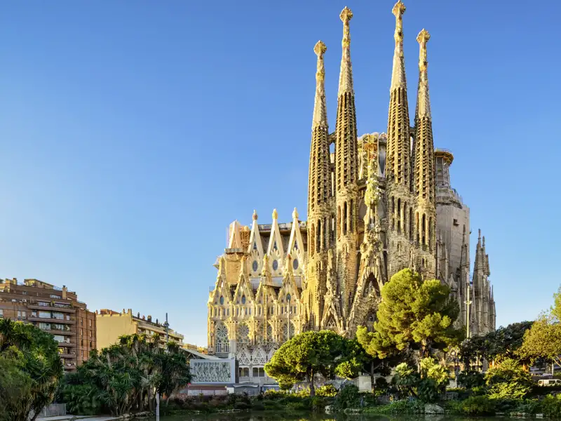 Auf unserer CityLights-Städtereise nach Barcelona erleben Sie in kleiner Gruppe und mit Studiosus-Reiseleitung die Highlights der katalanischen Hauptstadt, etwa die himmelstrebenden Türme der Sagrada Família.