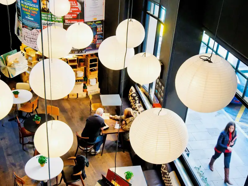 Auf unserer CityLights-Städtereise nach Barcelona erleben Sie in kleiner Gruppe mit Studiosus-Reiseleitung die Highlights der katalanischen Hauptstadt. Und natürlich lernen wir auch die ein oder andere Bar kennen - hier im Bild die vielen bunten Papierlampen der Bar Lobo.