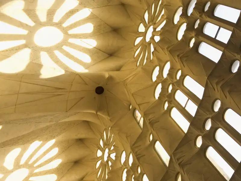 Auf unserer CityLights-Städtereise nach Barcelona erleben Sie in kleiner Gruppe mit Studiosus-Reiseleitung die Highlights der katalanischen Hauptstadt, etwa die Kirchenfenster der Sagrada Família.
