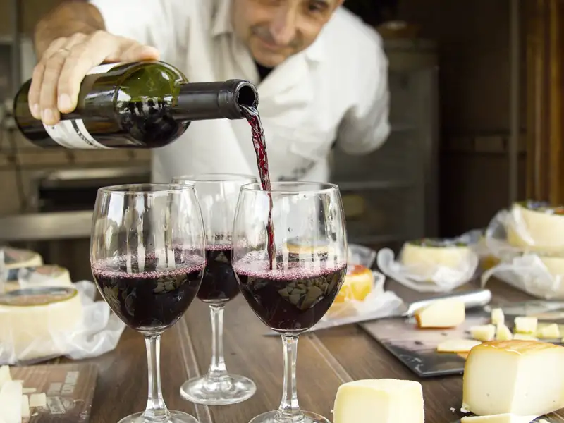 Auf unserer CityLights-Städtereise nach Barcelona erleben Sie in kleiner Gruppe mit Studiosus-Reiseleitung die Highlights der katalanischen Hauptstadt. Natürlich kommt auch die Kulinarik nicht zu kurz: Rotwein und Käse sind wichtige Elemente der spanischen Tapaskultur.